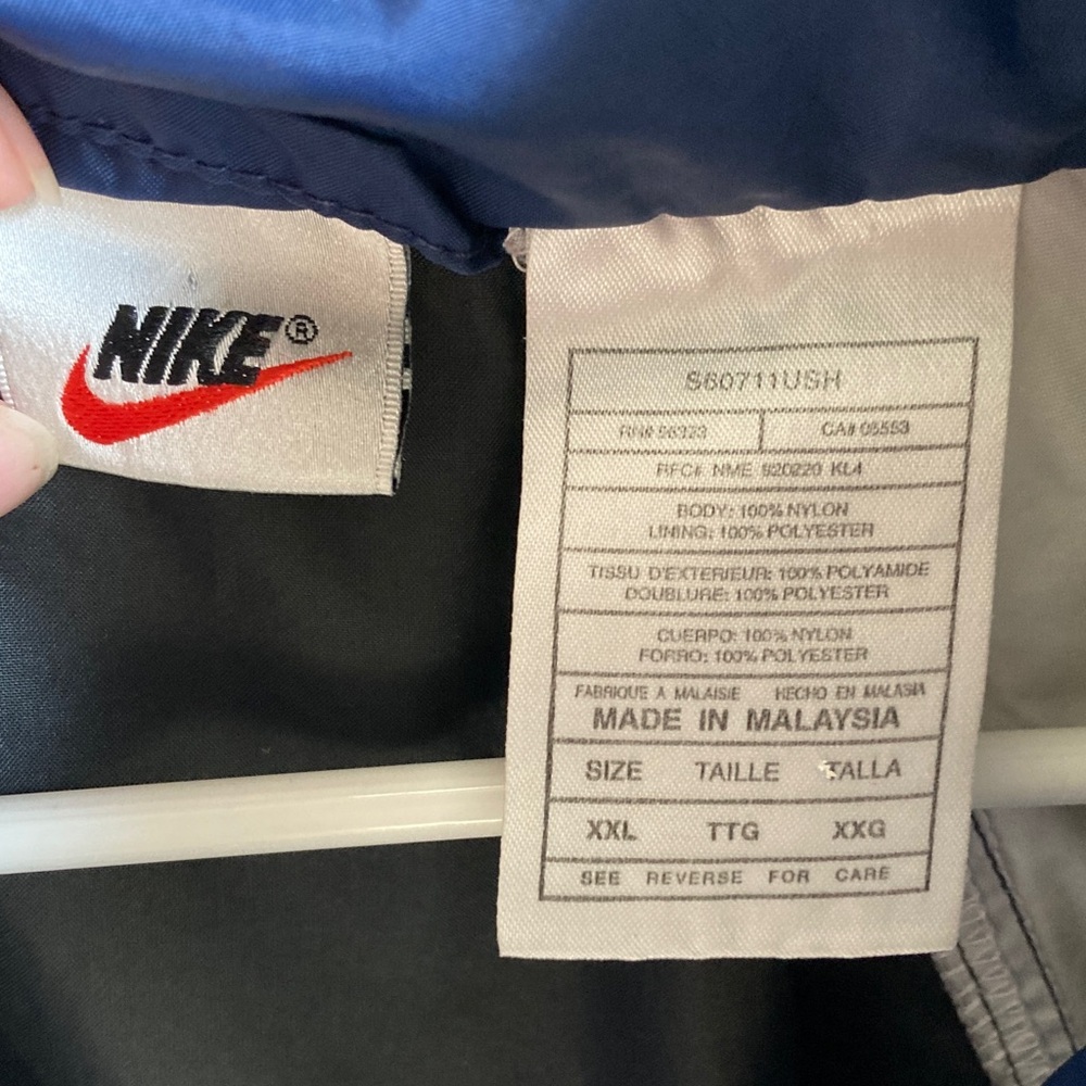 Vintage 1990’s Nike Men's Blue and Black Windbreaker - Picture 2 of 5
